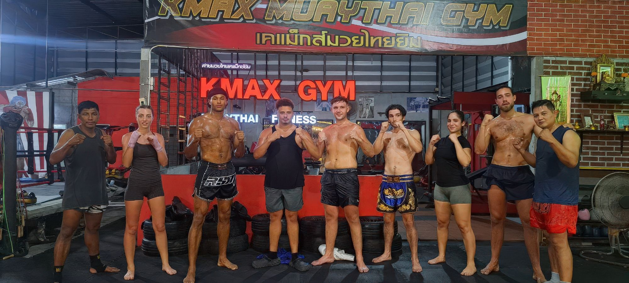 ครู KMAX กับนักเรียนต่างชาติหลังคลาส หน้าป้าย KMAX GYM